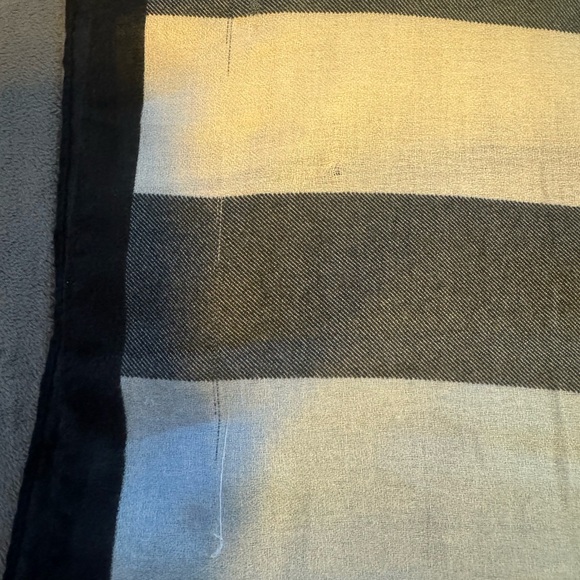 Brand new classic check scarf - Picture 4 of 4